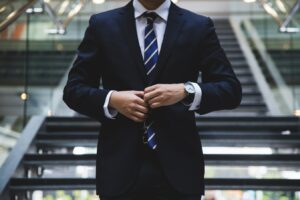 Une personne habillée en costume.