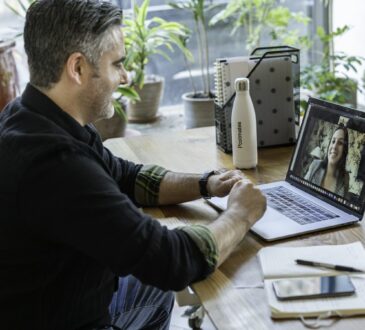 Un homme en télétravail