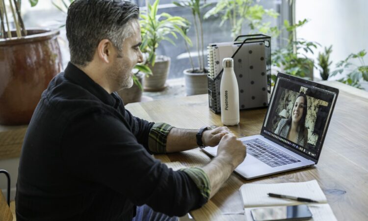 Un homme en télétravail