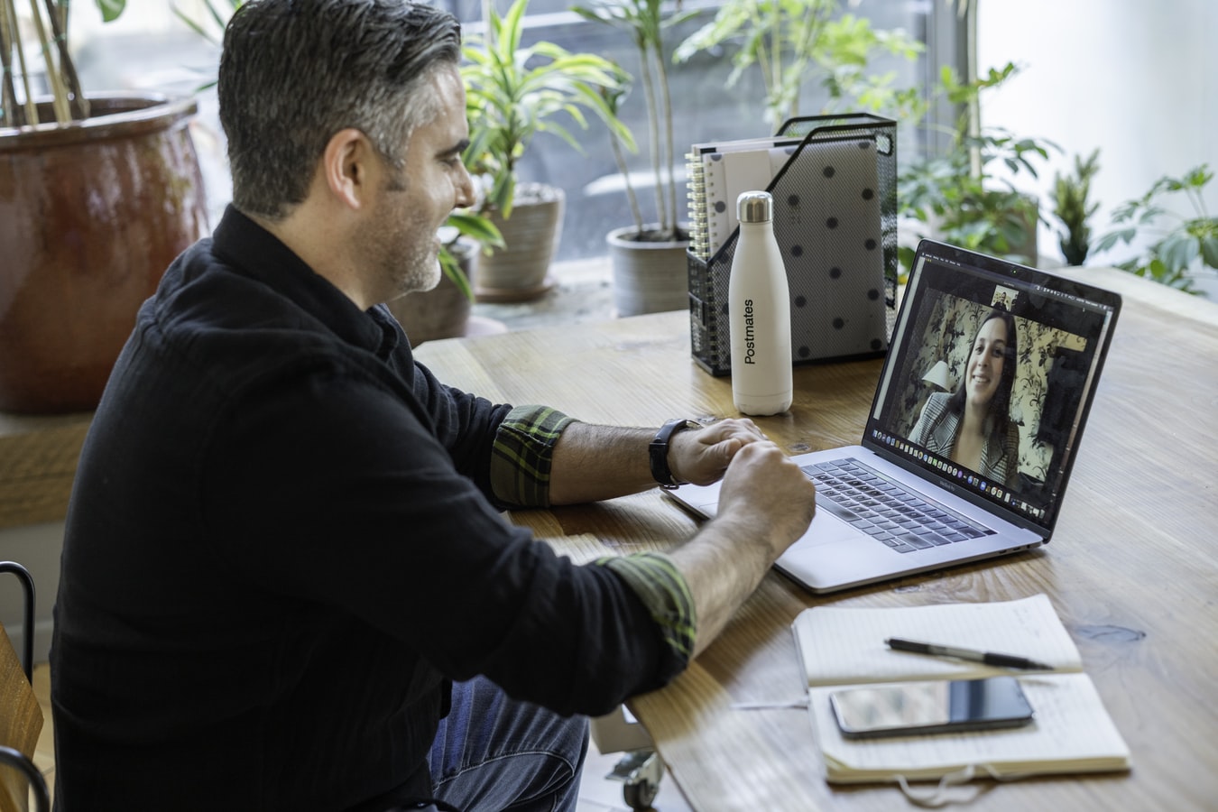 Un homme en télétravail