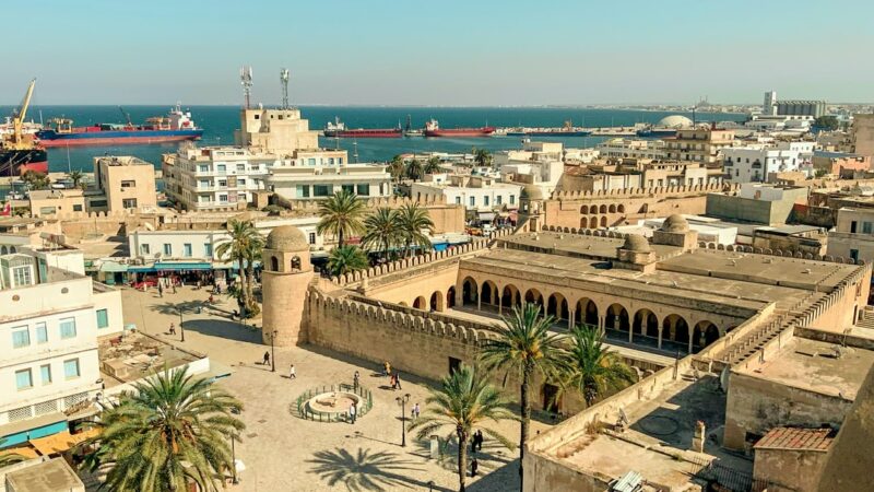 Tunisie : quatre banques rétrogradent dans les fiches de Moody’s