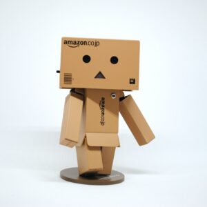 Bonhomme Amazon en carton.