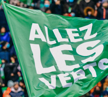 Une bannière affichant "Allez les Verts".