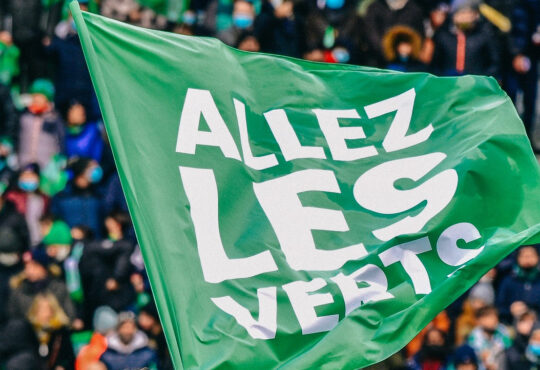 Une bannière affichant "Allez les Verts".