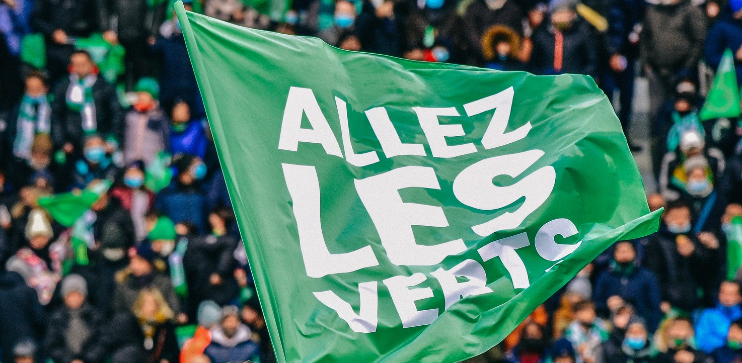 Une bannière affichant "Allez les Verts".