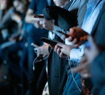 Des personnes avec un smartphone dans un métro.