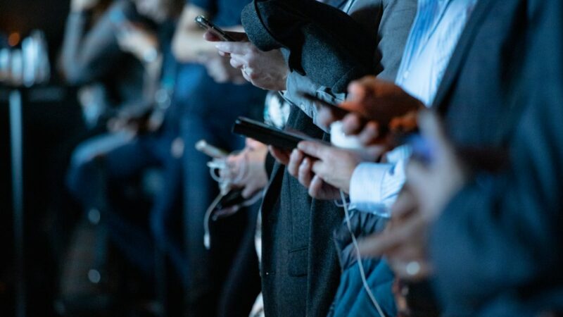 Les smartphones pourront-ils bientôt s’auto-réparer grâce aux pérovskites ?