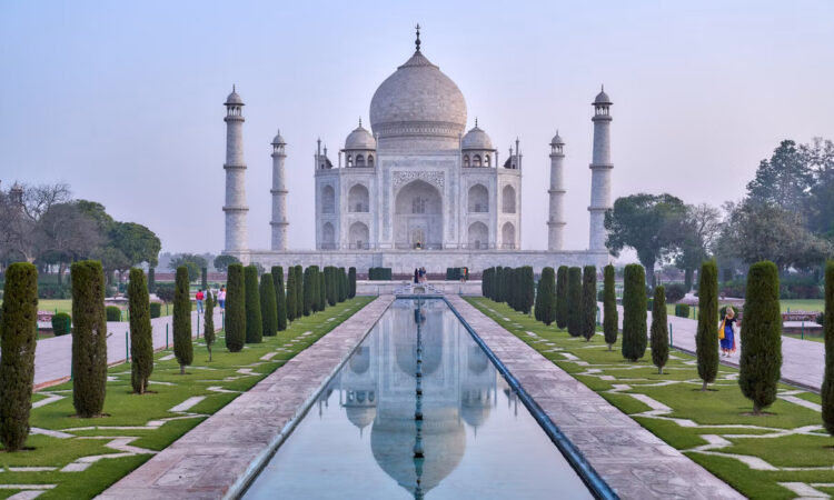 A l'entrée du célèbre Taj Mahal, en Inde.
