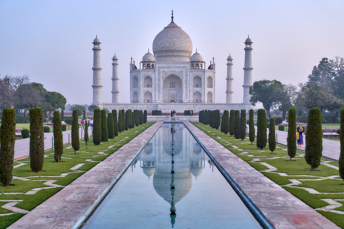 A l'entrée du célèbre Taj Mahal, en Inde.