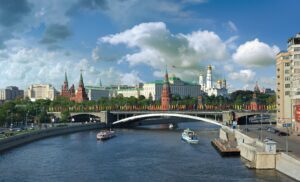 Une vue du Kremlin sur la rivière de Moscou.