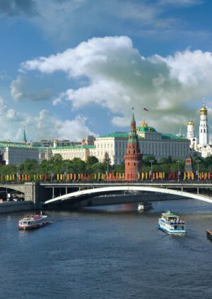 Une vue du Kremlin sur la rivière de Moscou.