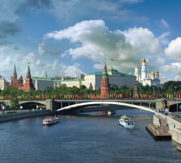 Une vue du Kremlin sur la rivière de Moscou.