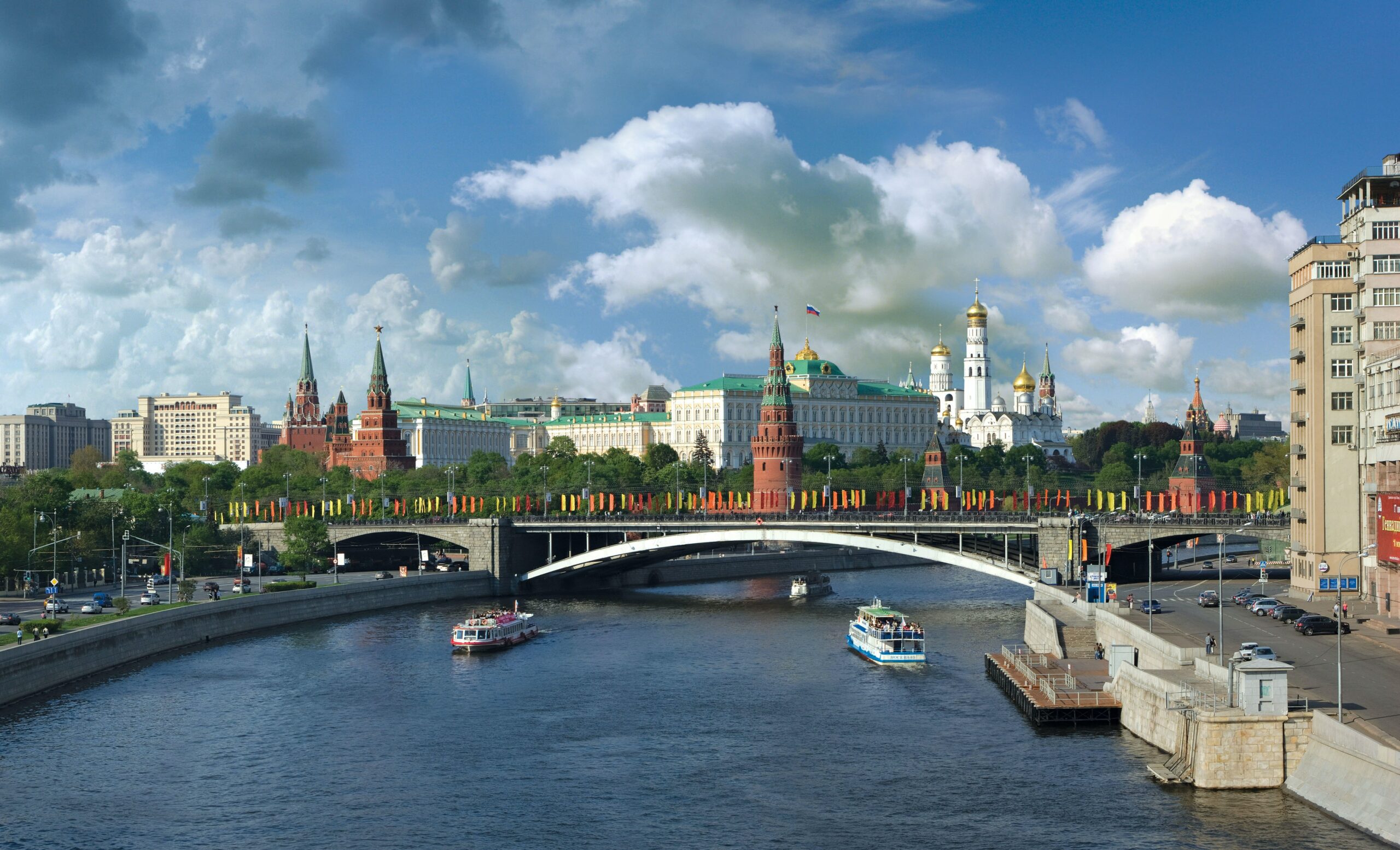 Une vue du Kremlin sur la rivière de Moscou.