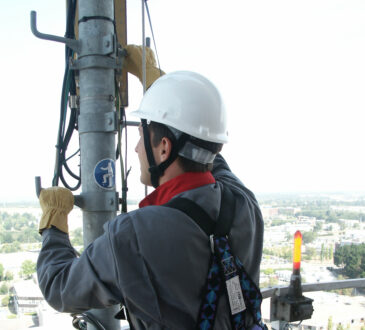 Un technicien du groupe TDF sur un pylône.
