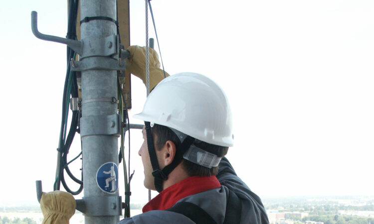 Un technicien du groupe TDF sur un pylône.