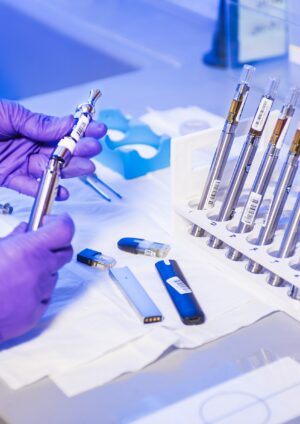 Les mains gantées d'un technicien de laboratoire des Centers for Disease Control and Prevention (CDC)