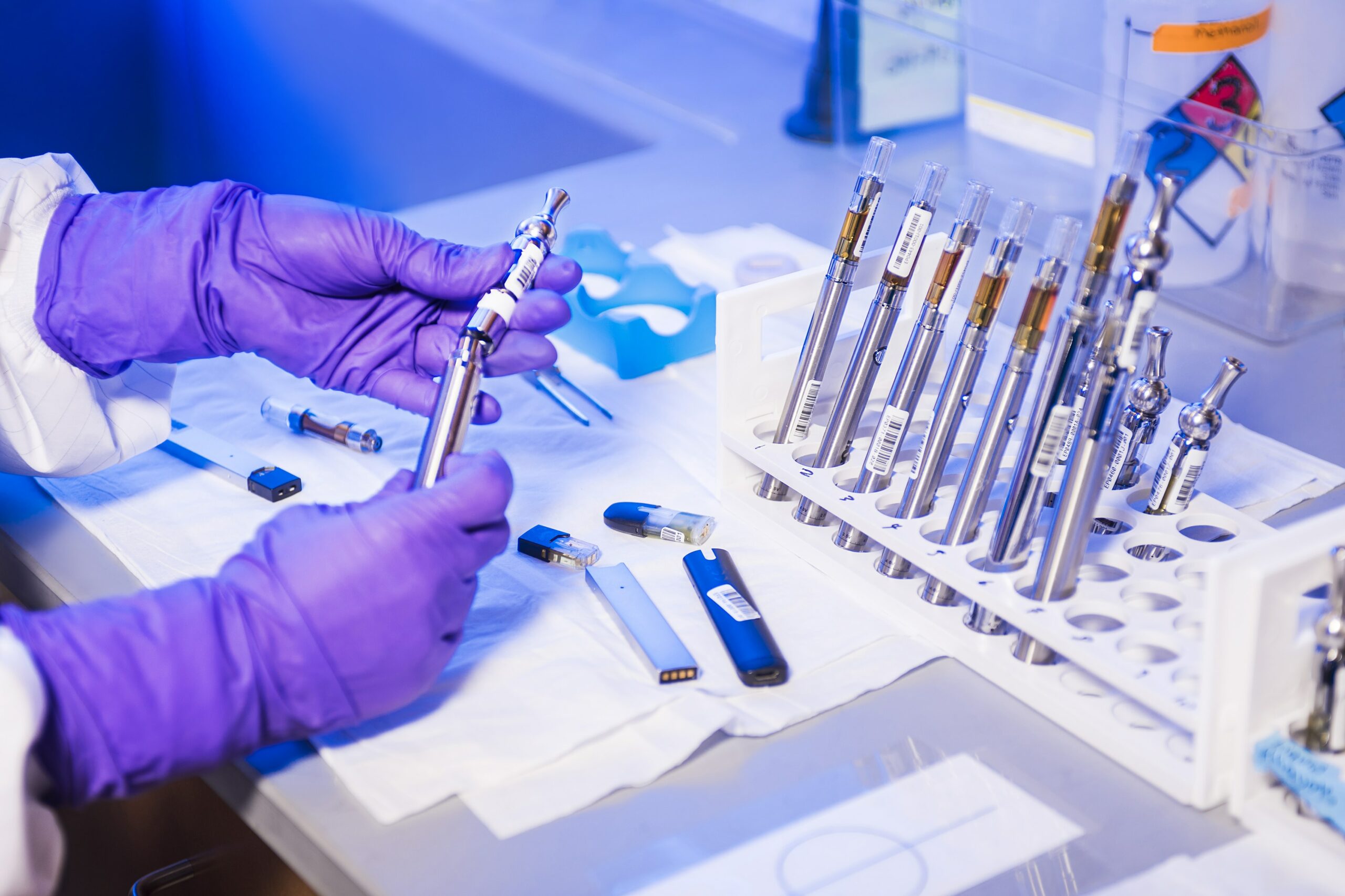 Les mains gantées d'un technicien de laboratoire des Centers for Disease Control and Prevention (CDC)