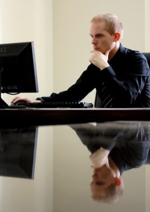 Un entrepreneur sur son ordinateur.