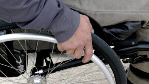 Une personne en fauteuil roulant.