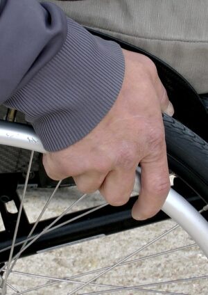 Une personne en fauteuil roulant.