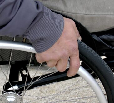 Une personne en fauteuil roulant.