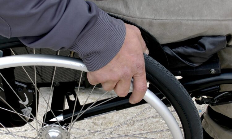 Une personne en fauteuil roulant.