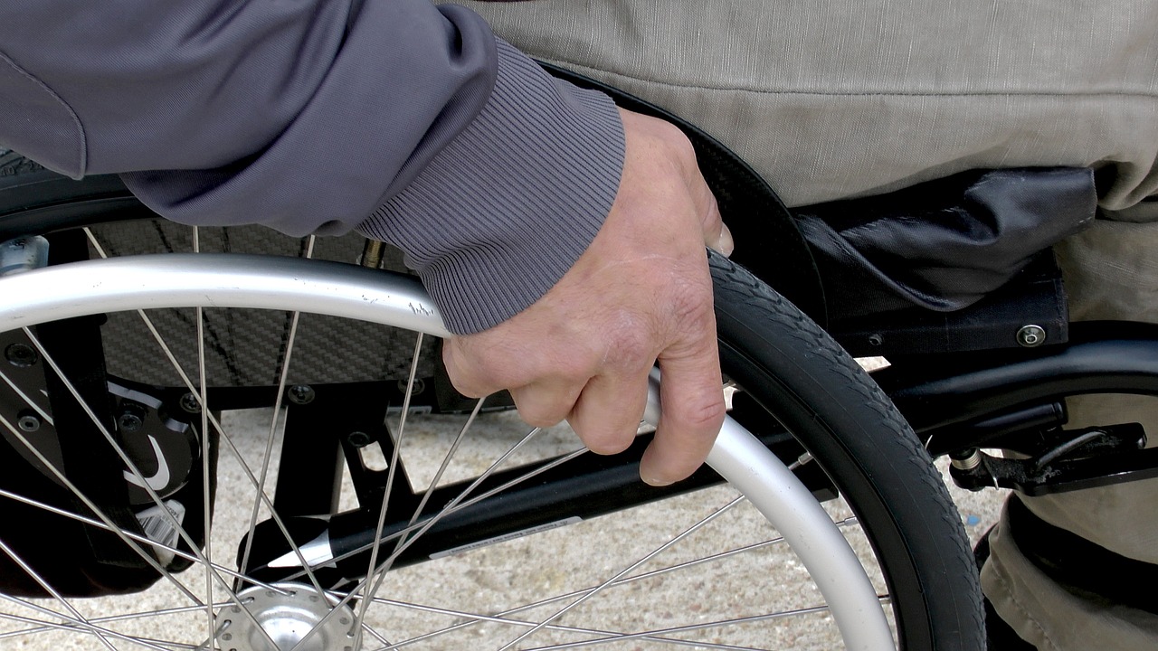 Une personne en fauteuil roulant.