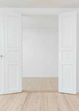 Une porte entrouverte dans un appartement.