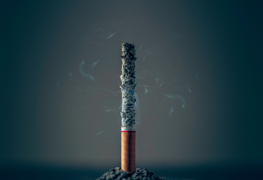Cigarette brûlant.