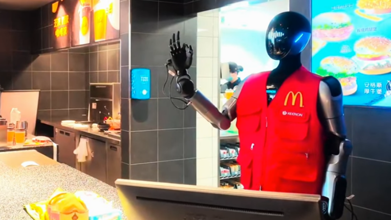 Chine : des robots humanoïdes font le service dans un McDo à Shanghai