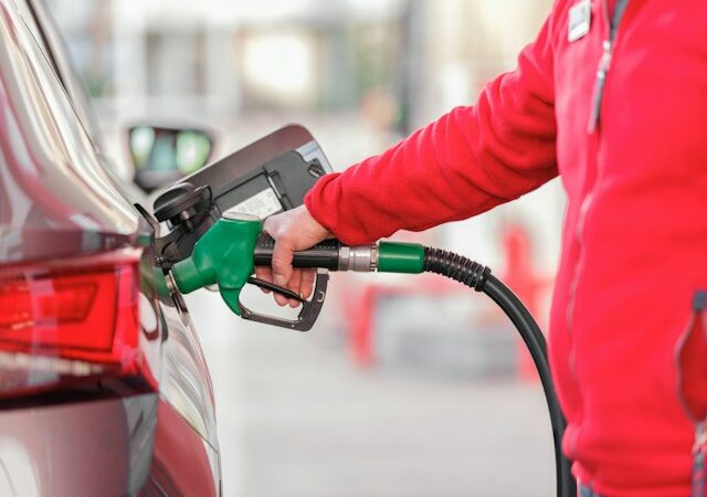 Carburants : des aides renforcées, mais une réponse jugée insuffisante