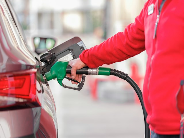 Carburants : des aides renforcées, mais une réponse jugée insuffisante
