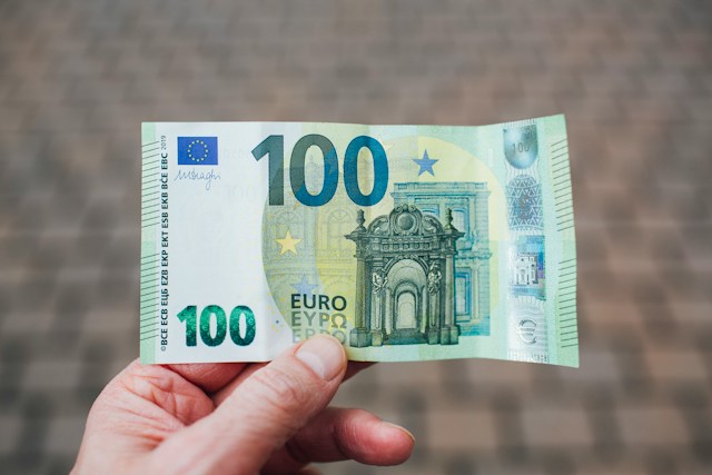 L’euro en baisse face aux incertitudes politiques et économiques